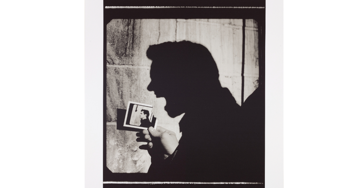 這張照片彷彿金凱瑞的影子，手持著本尊剛被拍下的拍立得。提摩西・懷特（Timothy White），〈無題〉，1998，拍立得665型正／負底片噴墨列印，50.8 x 40.6公分。圖像由寶麗來典藏提供。